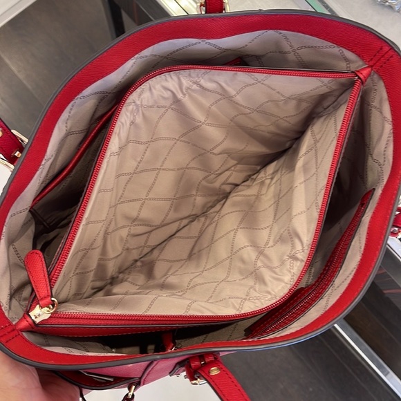 Michael Kors Voyager Small Saffiano Leather Tote Bag
Style# 30H1GV6T4T
NWT
Flame - Picture 15 of 16